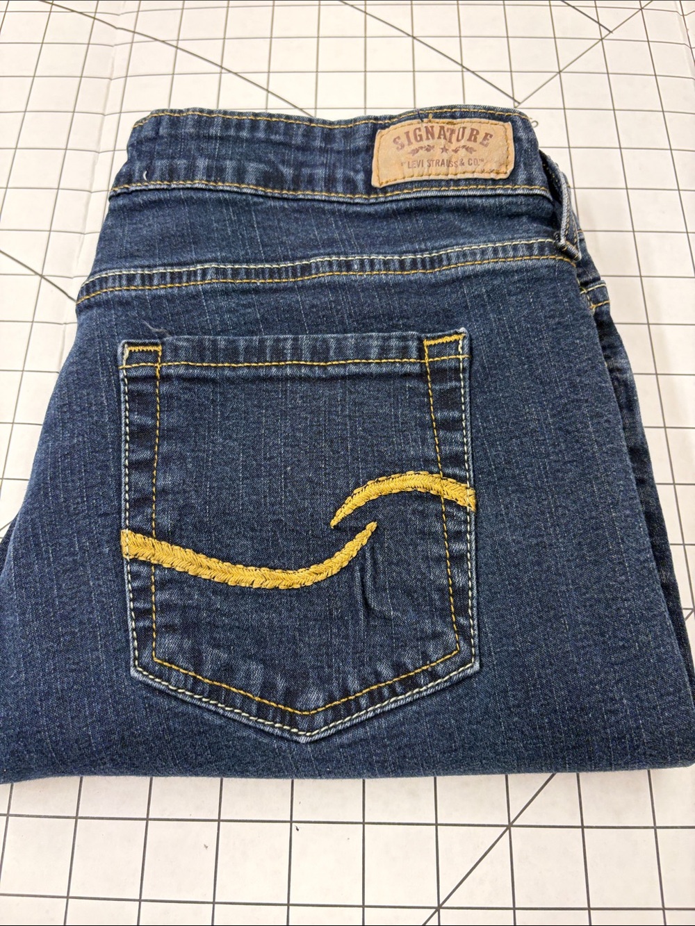 Signature by Levi Strauss Mid Rise Straight Jeans Dark Wash Stretch Size 12 S/C